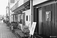 薪が積まれた店先