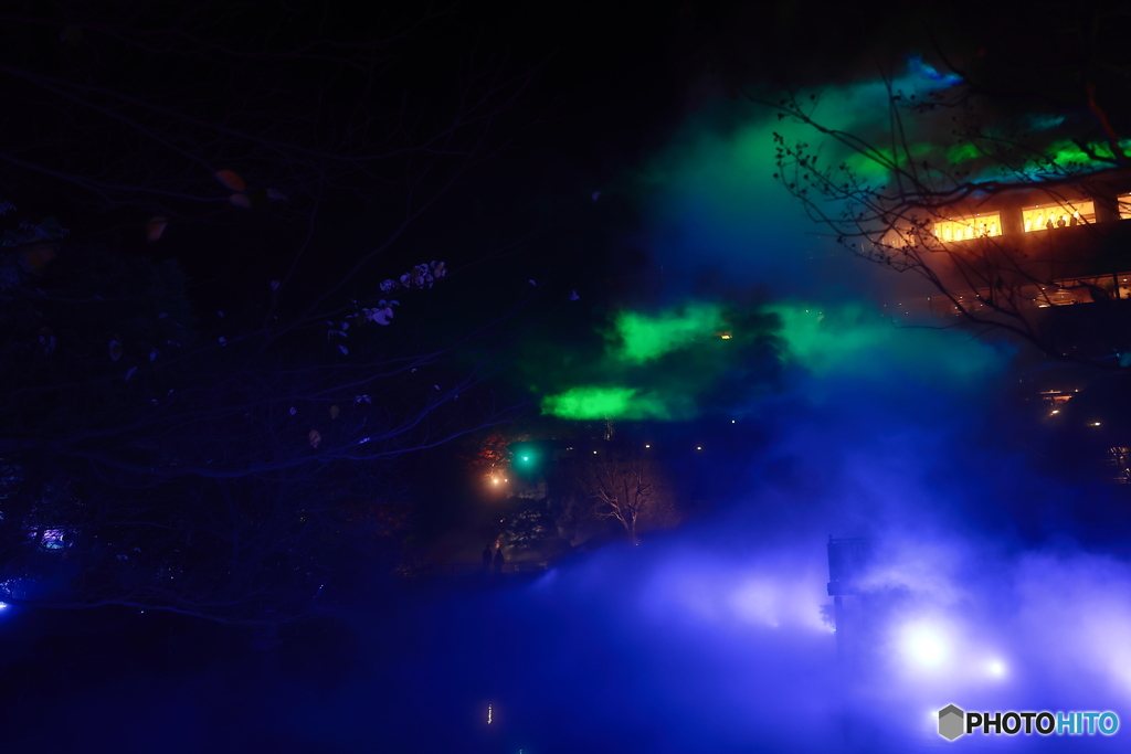 雲海にオーロラ