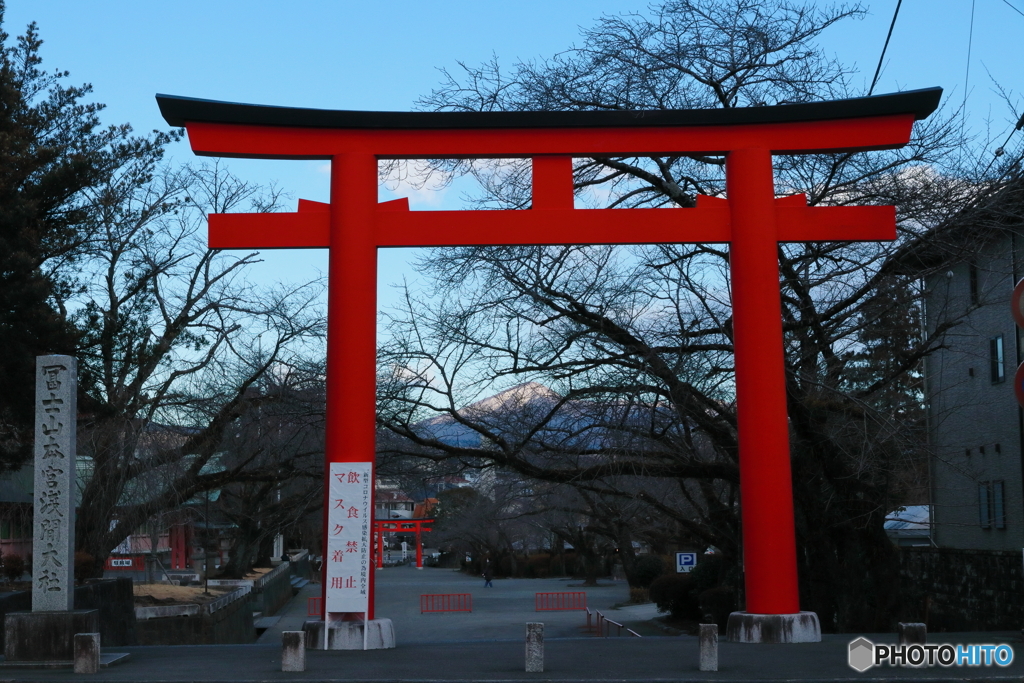 鳥居の向こうに富士