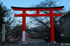 鳥居の向こうに富士