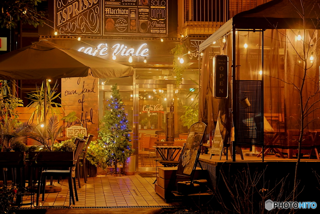 夜のカフェ