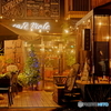 夜のカフェ