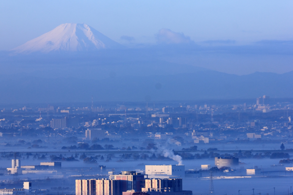 朝もやと富士山