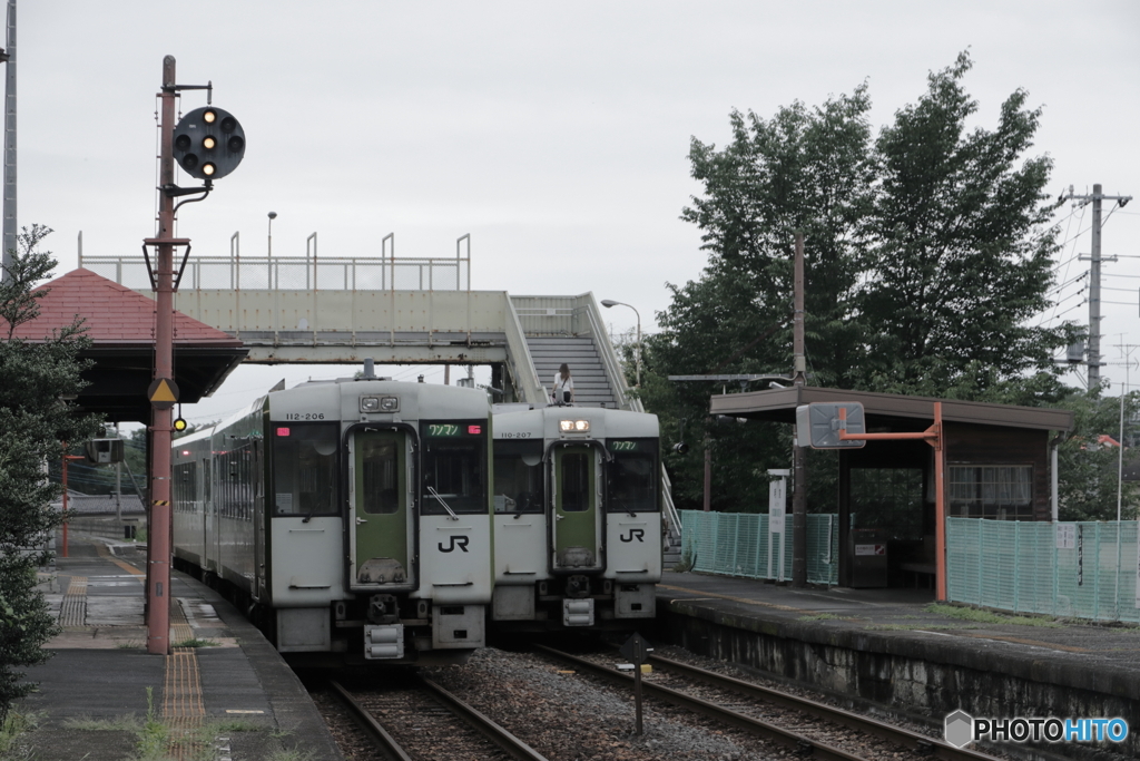 雨の列車交換