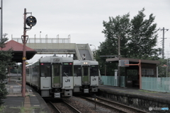 雨の列車交換