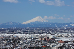 雪の街と富士山