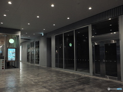 暗い空き店舗