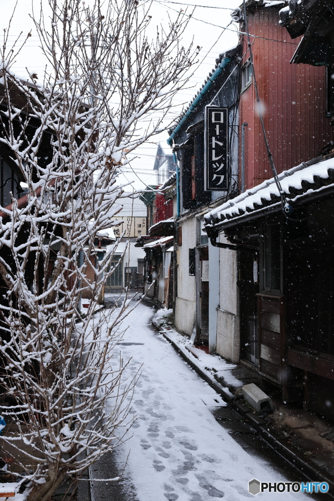 雪降る路地