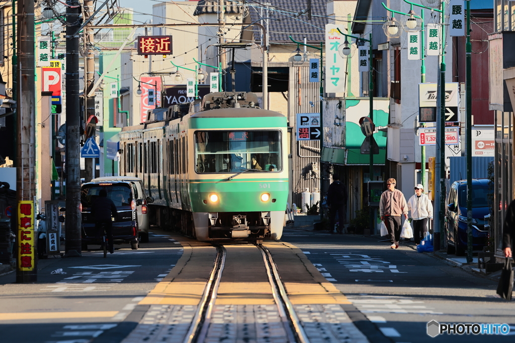車も人もかき分けて