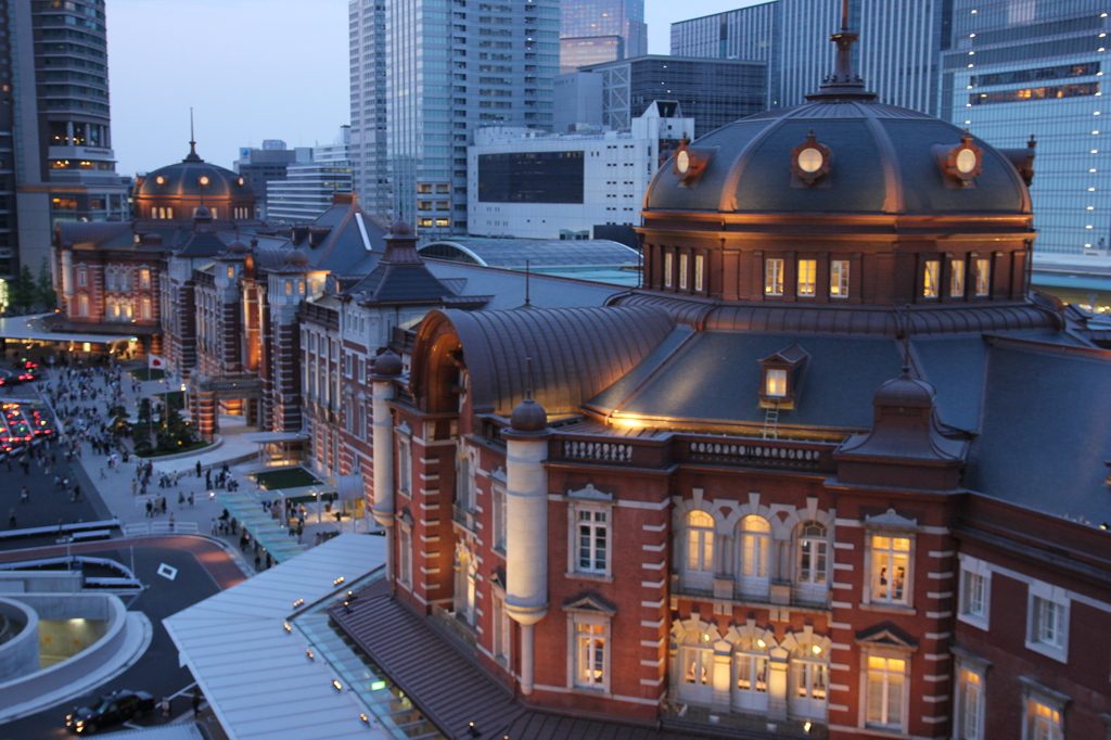 暮れなずむ東京駅