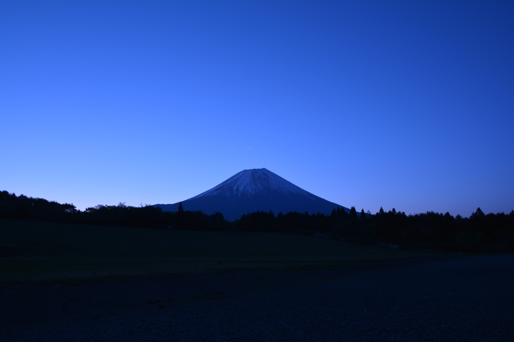 夜明けの富士山