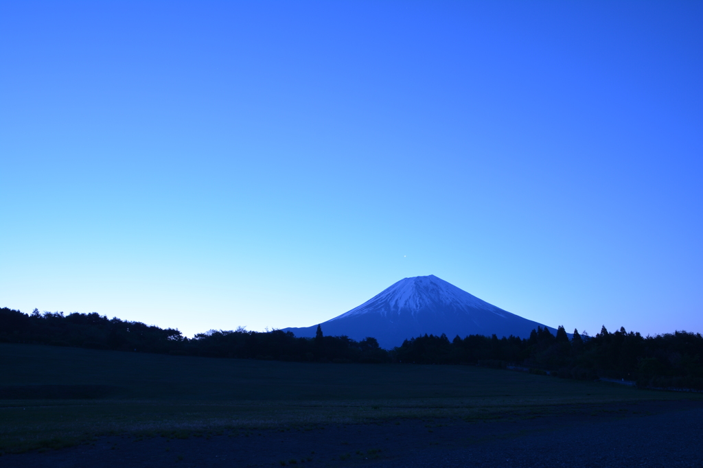 夜明けの富士山