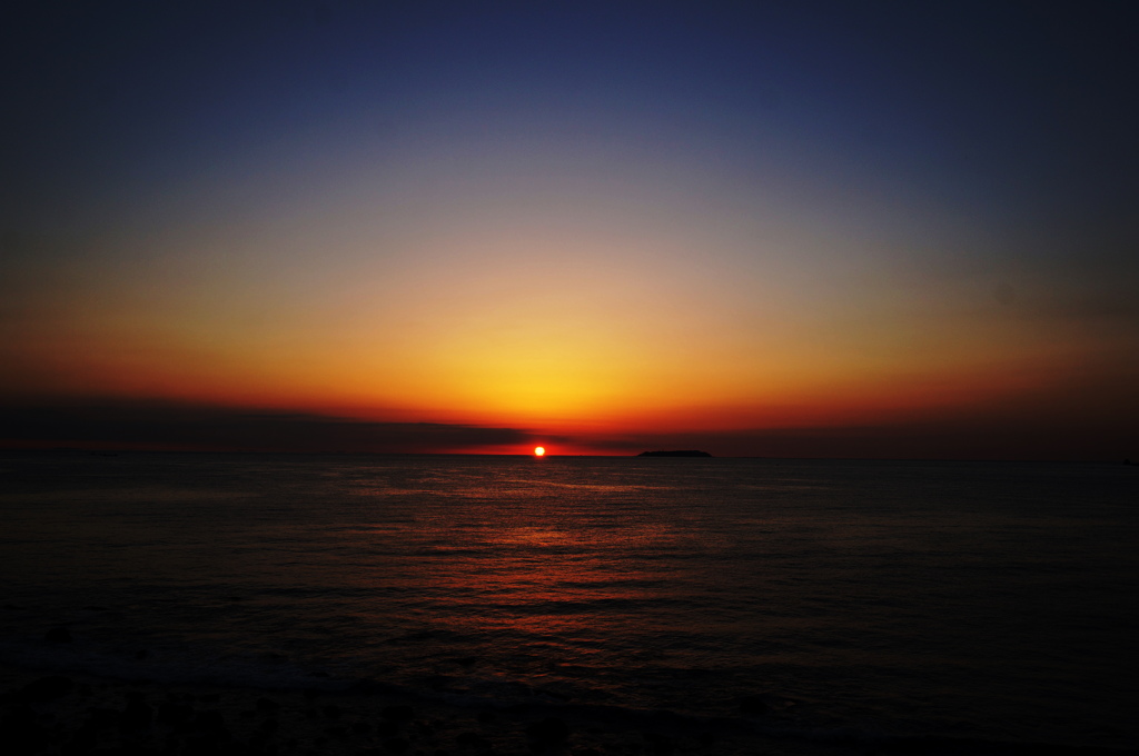 初島に登る朝日