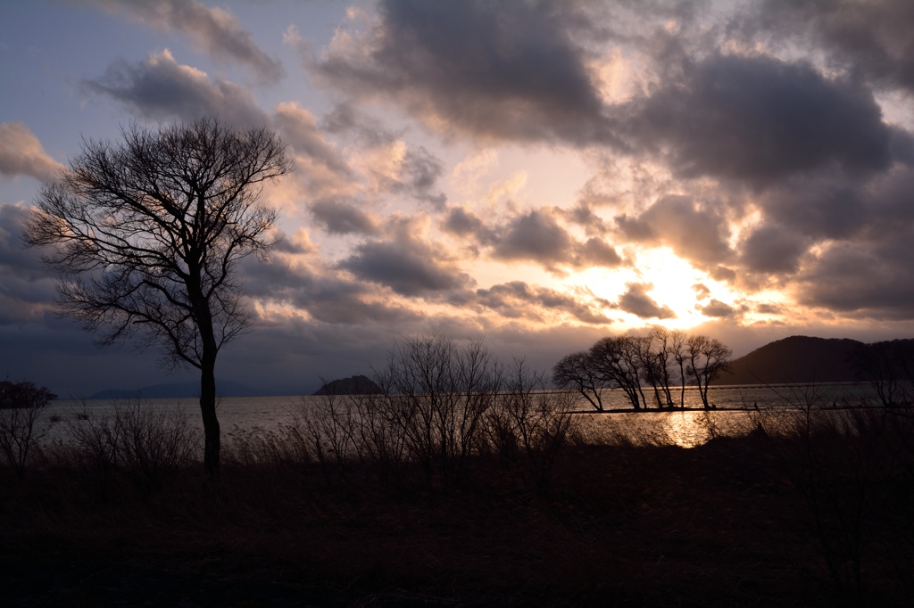 湖畔の夕暮れ