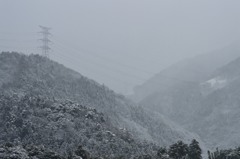 山と鉄塔と雪