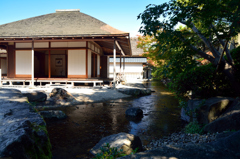 養浩館石橋から母屋を眺める