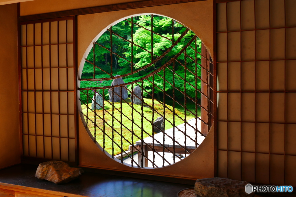 東福寺塔頭光明院　丸窓からの美