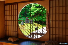 東福寺塔頭光明院　丸窓からの美