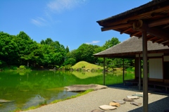 養浩館庭園池を望む