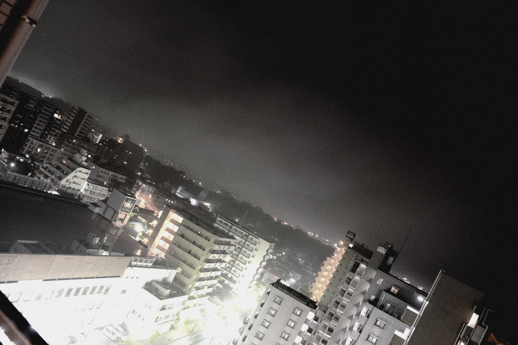 深夜、雨、光、ノイズ（霧）
