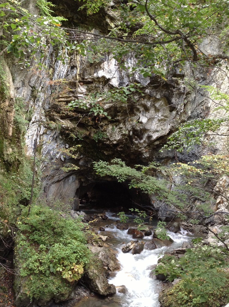 白骨温泉・隧道し（天然洞穴）