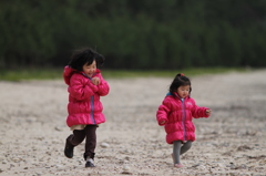 姉妹と冬の海