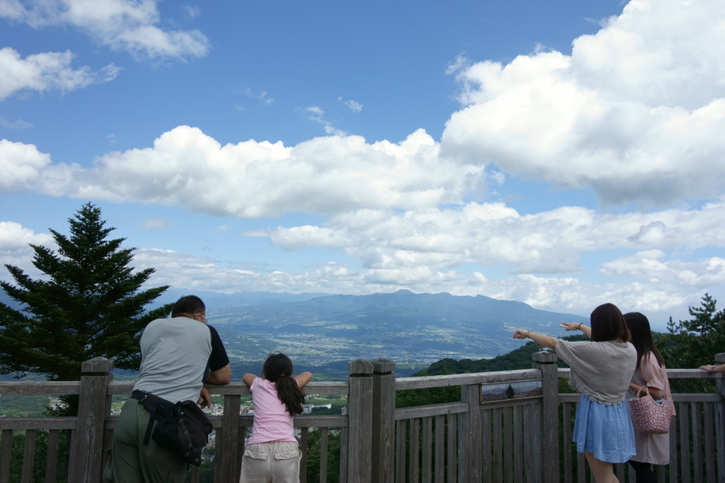 青く高くて