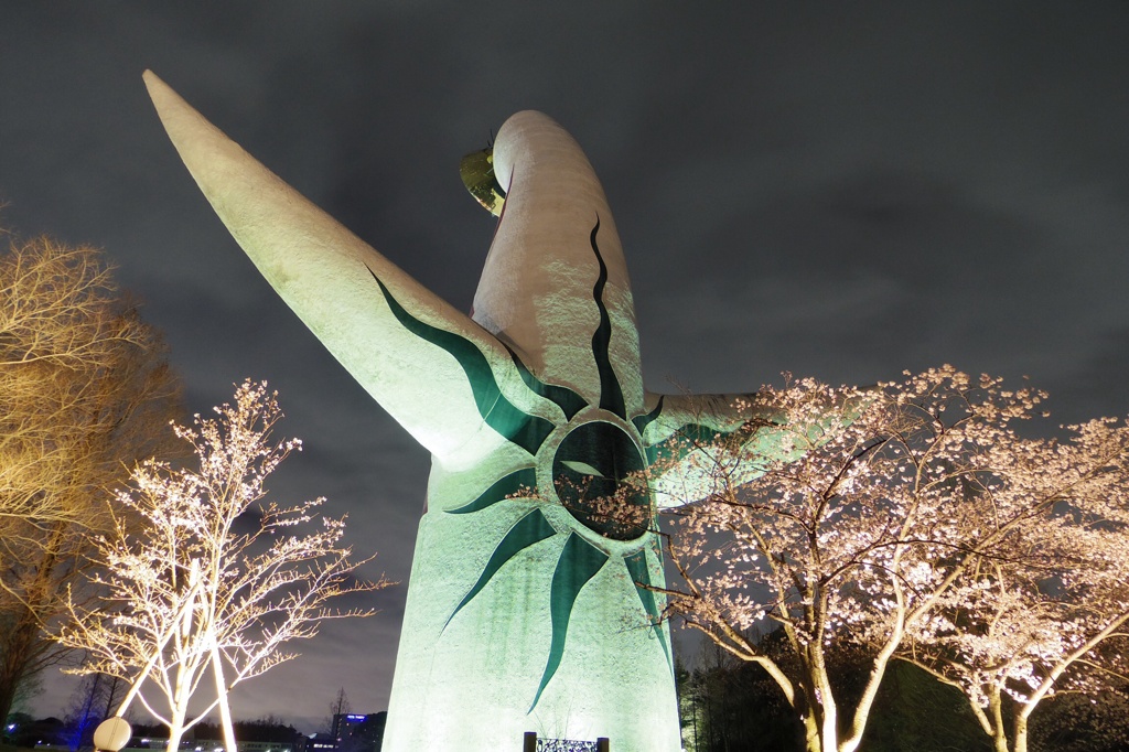 夜桜に浮かぶ巨像