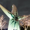 夜桜に浮かぶ巨像