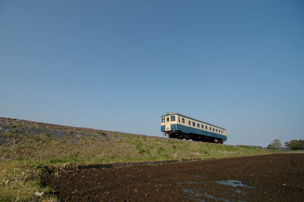 青空と青い気動車