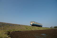 青空と青い気動車