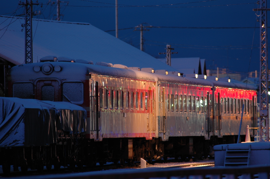 雪をかぶった旧型気動車