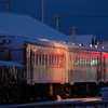 雪をかぶった旧型気動車