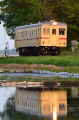 キハ2004夕日を浴びて
