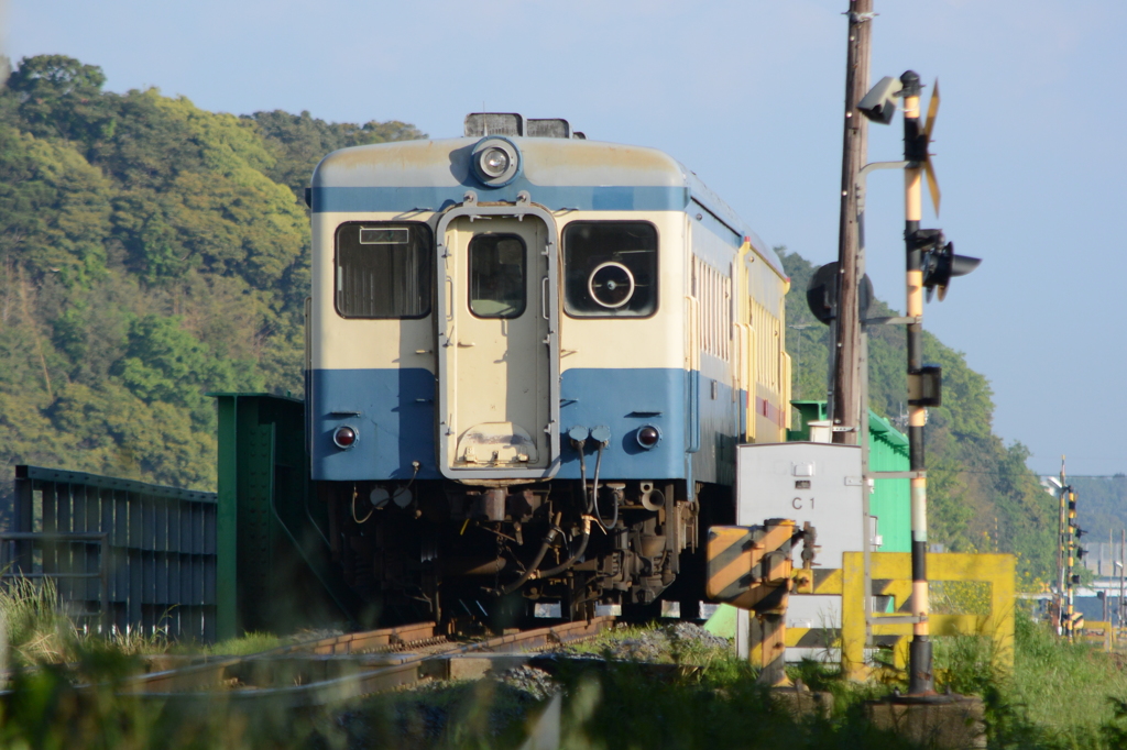 高田の鉄橋を行く