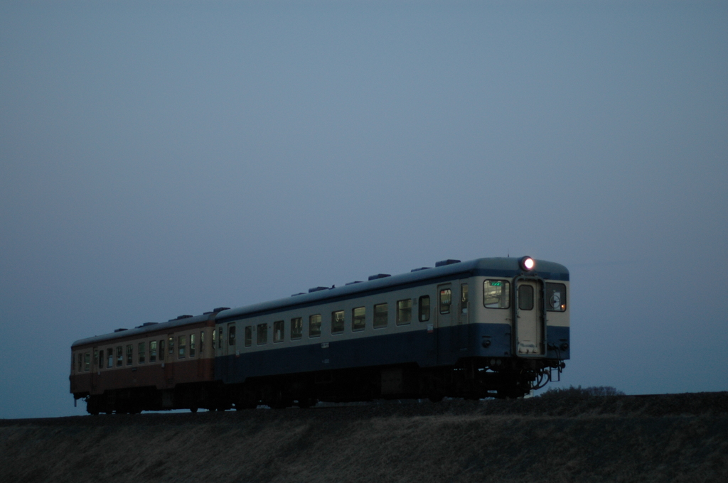 早朝の旧型気動車