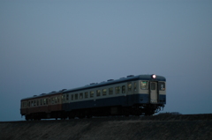 早朝の旧型気動車
