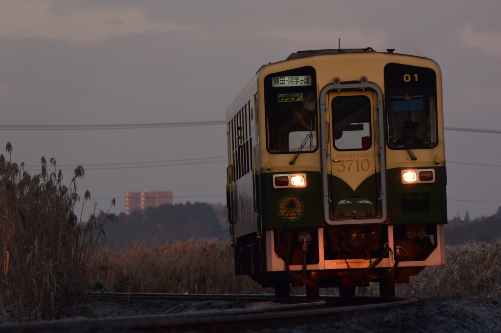 霜の鉄路を踏みしめて