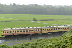 雨の旧型気動車