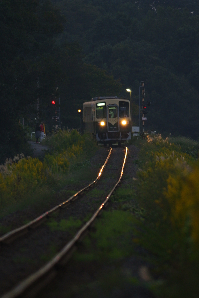 夕暮れの鉄路
