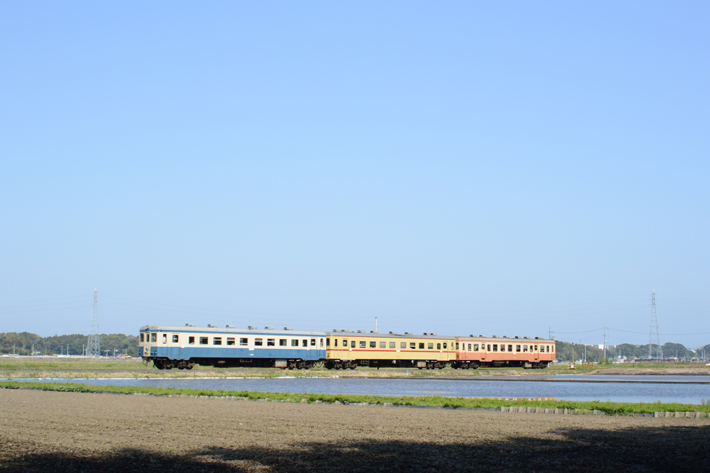 三色の気動車～青空を背景に～