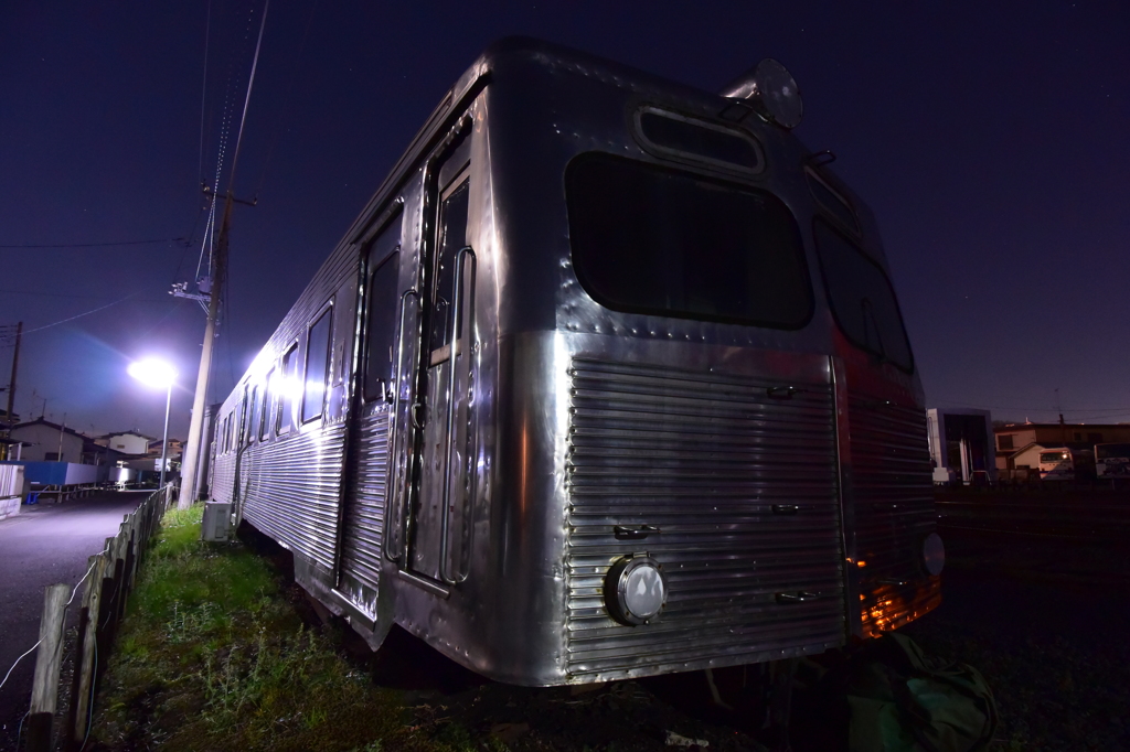 ステンレス車の夜