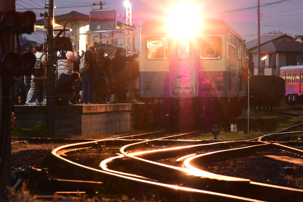 別れを惜しむ人々