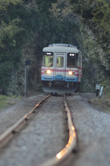 夕暮れの気動車