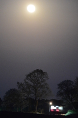 満月に照らされて