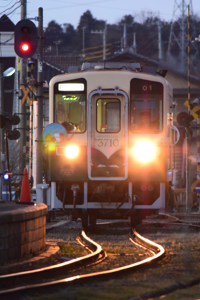 夕暮れの駅進入