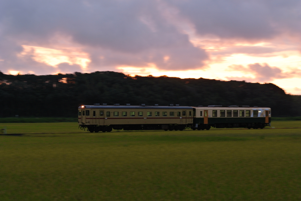 朝焼けの始発列車