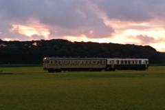 朝焼けの始発列車
