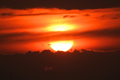 雲間に輝く夕日