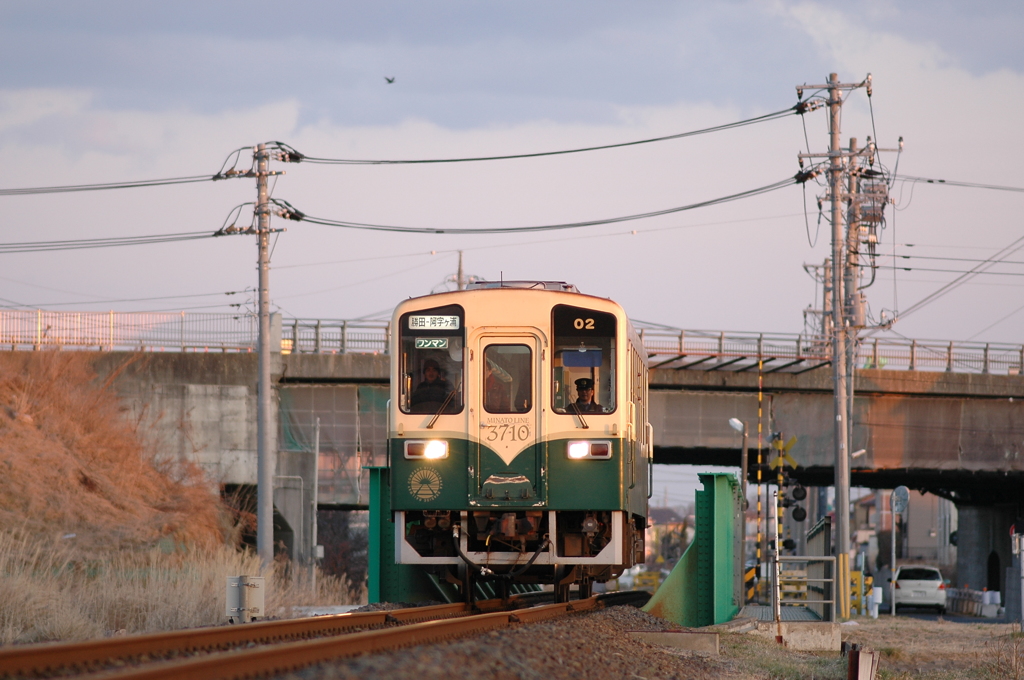 高田の鉄橋を渡る